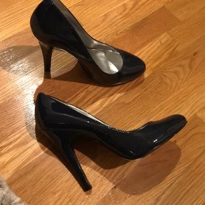 Navy pumps size 81/2. Massimo brand. Like new